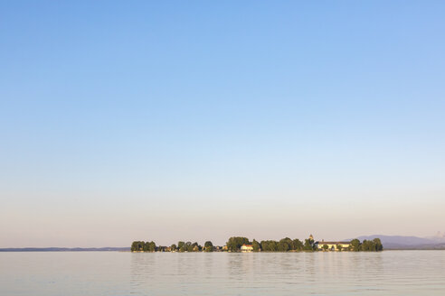 Deutschland, Bayern, Chiemsee, Fraueninsel im Abendlicht - MMAF00381