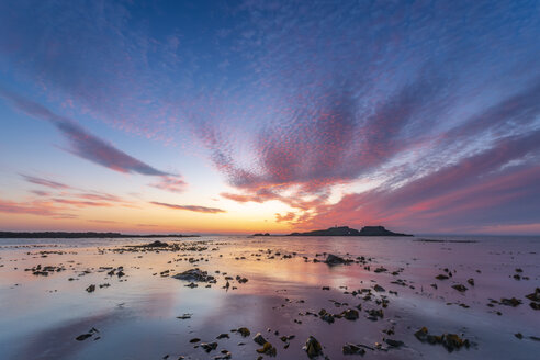 Vereinigtes Königreich, Schottland, East Lothian, North Berwick, Firth of Forth, Blick auf die Insel Fidra bei Sonnenuntergang, Leuchtturm - SMAF01014