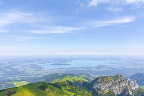 Deutschland, Bayern, Chiemgau, Chiemgauer Alpen, Blick von der Kampenwand auf Chiemgau und Chiemsee, lizenzfreies Stockfoto
