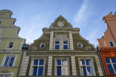 Deutschland, Stralsund, Fassade eines historischen Giebelhauses - ELF01861
