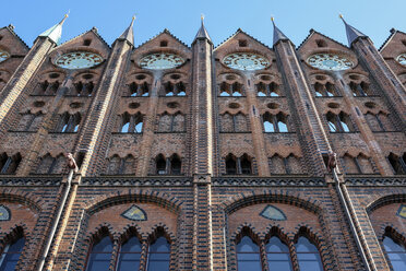 Deutschland, Stralsund, Teil der Fassade des historischen Rathauses - ELF01862