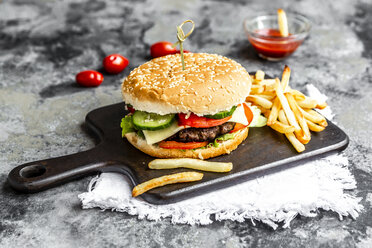 Hausgemachter Hamburger mit Käse, Pommes frites, Ketchup und Tomate - SARF03764