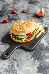 Hausgemachter Hamburger mit Käse, Pommes frites, Ketchup und Tomate - SARF03765