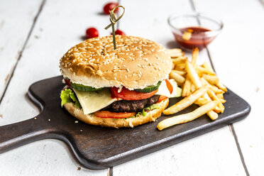 Hausgemachter Hamburger mit Käse, Pommes frites, Ketchup und Tomate - SARF03766