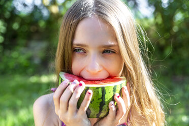 Porträt eines Mädchens, das im Sommer eine Wassermelone isst - SARF03771
