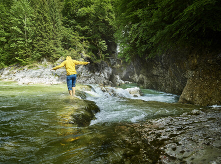 Österreich, Tirol, Brandenberg, Männerkreuzung Brandenberger Ache - CVF00734