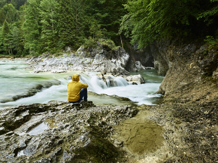 Österreich, Tirol, Brandenberg, Wanderer sitzt am Ufer der Brandenberger Ache - CVF00736