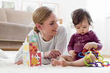 Mutter und kleiner Junge, zu Hause, spielen zusammen - CUF24554