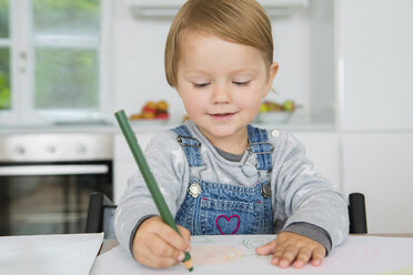 Weibliches Kleinkind zeichnet am Küchentisch - CUF24683