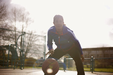 Ältere Frau spielt Basketball im Park - CUF24738