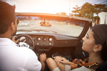 Mid adult couple in convertible car, rear view - CUF24754