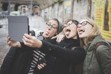 Three sisters taking selfie on street - CUF24840