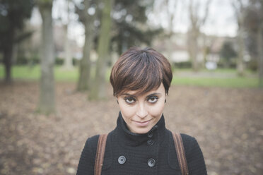 Junge Frau im Park - CUF24849