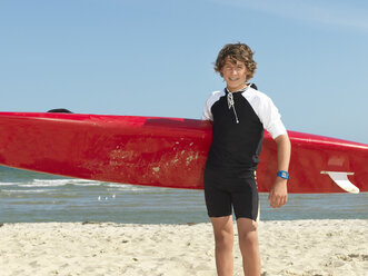 Porträt eines Teenagers (Kindersurf-Rettungsschwimmer) mit Surfbrett, Altona, Melbourne, Australien - CUF24863