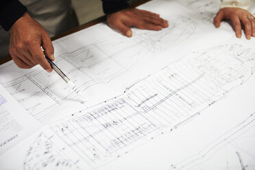 Arbeiter sehen sich Schiffspläne an, Fokus auf Hände, GoSeong-gun, Südkorea - CUF24872