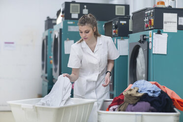 Frau arbeitet in einer Wäscherei - CUF24943