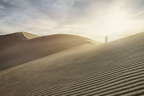 Silhouettierte Frau auf der Spitze einer Düne im Great Sand Dunes National Park, Colorado, USA - ISF09343