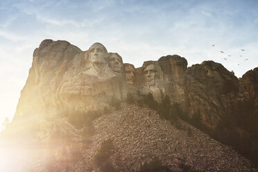 Blick auf den Mount Rushmore im Sonnenlicht, Keystone, South Dakota, USA - ISF09347