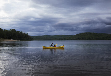 Vater und Sohn beim Kanufahren auf dem See, Arrowhead Provincial Park, Ontario, Kanada - ISF09371