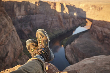 Mann sitzt auf einem Felsen, Nahaufnahme der Füße, Page, Arizona, USA - ISF09380