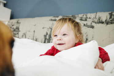 Junge lächelnd im Bett - CUF24969