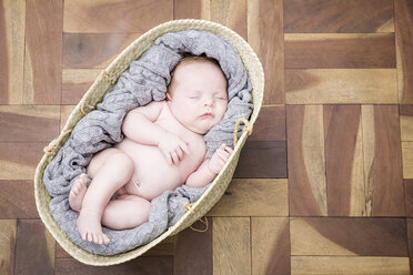 Kuschelig schlafendes Baby im Moses Basket - CUF25008