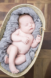 Kuschelig schlafendes Baby im Moses Basket - CUF25009