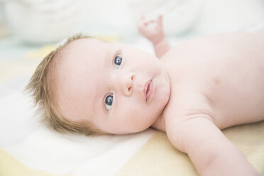 Baby on bed - CUF25018