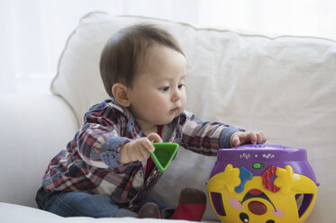 Baby Junge spielt mit Form Sortierer Spielzeug - CUF25040