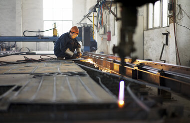 Arbeiter bei der Verwendung von Ausrüstung in einer Kranfabrik, China - CUF25231