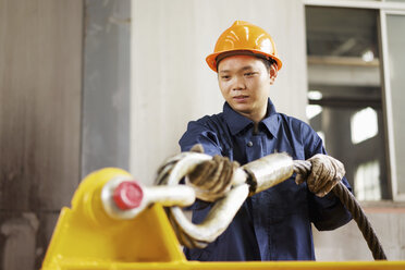 Arbeiter bei der Verwendung von Ausrüstung in einer Kranfabrik, China - CUF25232
