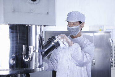 Arbeiter in einer Fabrik für E-Zigaretten-Akkus, Guangdong, China - CUF25288