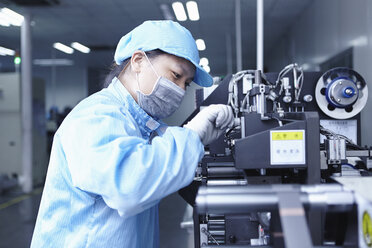 Arbeiter in einer Fabrik für E-Zigaretten-Akkus, Guangdong, China - CUF25298