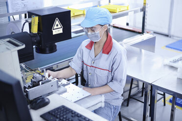 Arbeiter in einer Fabrik für E-Zigaretten-Akkus, Guangdong, China - CUF25303
