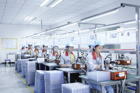 Arbeiter in einer Fabrik für E-Zigaretten-Akkus, Guangdong, China - CUF25305