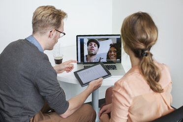 Gemeinsame Laptop-Videoanrufe von Kollegen mit Partnern - CUF25323