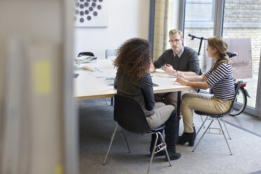 Besprechung des Designteams am Konferenztisch im Büro - CUF25353