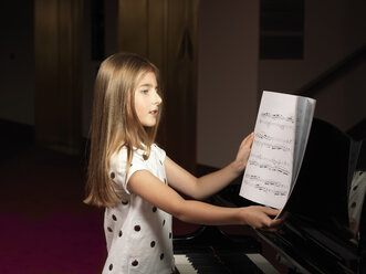 Mädchen wählen Noten für Klavier - CUF25357