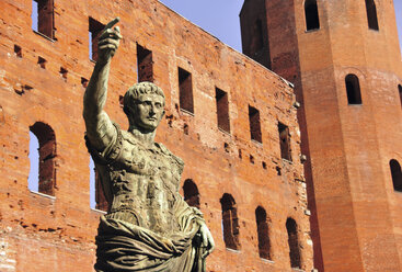 Antike römische Bronzestatue des Kaisers Caesar, Stadttor Porte Palatine, Turin, Piemont, Italien - CUF25555