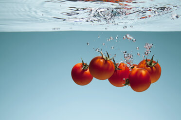 Tomatoes underwater - CUF25578