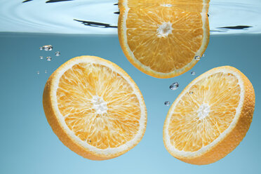 Slices of orange underwater - CUF25581