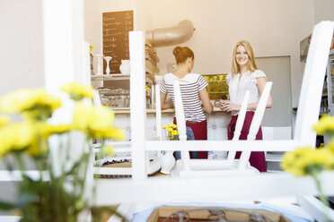 Junge Frauen arbeiten in einem Cafe - CUF25641