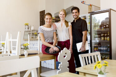 Drei Personen arbeiten in einem Café, Porträt - CUF25643