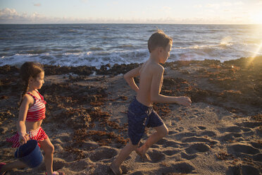 Junge und Schwester laufen am Strand, Blowing Rocks Preserve, Jupiter Island, Florida, USA - ISF09429