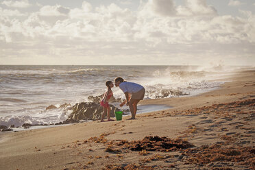 Ältere Frau und Tochter küssen sich am Strand, Blowing Rocks Preserve, Jupiter Island, Florida, USA - ISF09438