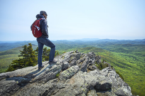 Männlicher Wanderer, der vom Bergkamm aus blickt, Blue Ridge Mountains, North Carolina, USA, lizenzfreies Stockfoto