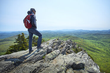 Männlicher Wanderer, der vom Bergkamm aus blickt, Blue Ridge Mountains, North Carolina, USA - ISF09482