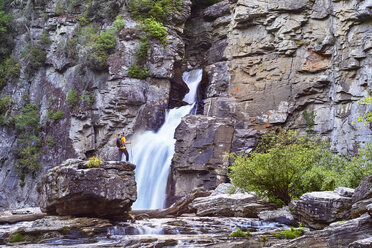 Männlicher Wanderer an den Linville Falls, Blue Ridge Parkway, North Carolina, USA - ISF09484