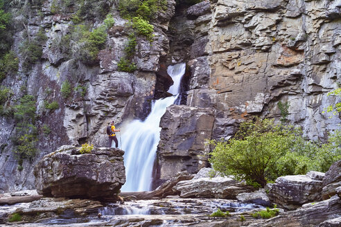 Männlicher Wanderer an den Linville Falls, Blue Ridge Parkway, North Carolina, USA - ISF09484