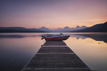 Holzsteg und Boot in der Morgendämmerung, Lake McDonald, Glacier National Park, Montana, USA - ISF09485